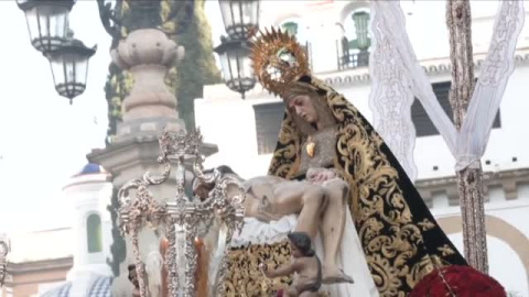 Los 400 nazarenos de La Hermandad de La Resurrección ponen fin a la Semana Santa sevillana