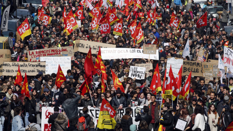 Trabajadores y estudiantes franceses en una manifestación contra de la  laboral francesa, en Marsella, Francia.- REUTERS / Jean-Paul Pelissier