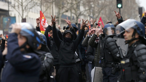 Estudiantes de secundaria y universitarios durante una protesta contra la reforma laboral del Gobierno francés en París.- REUTERS/Benoit Tessier