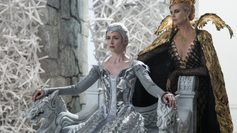 Ahora conocida como 'Las crónicas de Blancanieves: El cazador y la reina del hielo' recupera a Chris Hemsworth y Charlize Theron en una precuela/secuela fantástica.