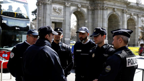 Agentes de Policía Nacional junto a gendarmes franceses en la Puerta de Alcalá de Madrid. /EFE