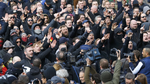 El grupo ultra en el momento de su irrupción en la manifestación en la plaza de la Bolsa de Bruselas. REUTERS/Yves Herman