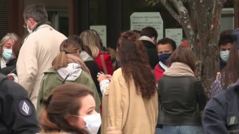 Emotivo homenaje a las puertas del colegio donde daba clase el profesor asesinado en París