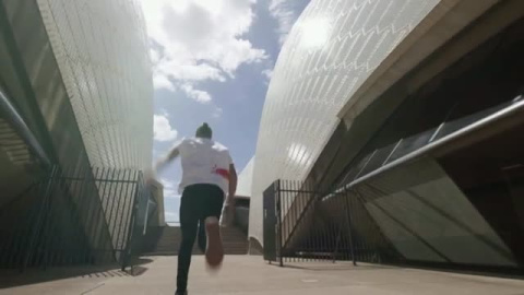 Dominic Di Tommaso recorre la Ópera de Sídney haciendo parkour