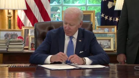 Biden firma una ley que permite enviar más medios a Ucrania para su defensa