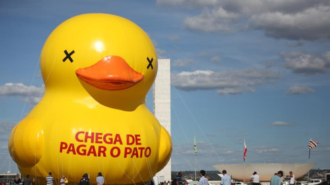 Vista de un pato inflable de 20 metros de altura frente al Congreso Nacional en Brasilia (Brasil), puesto por la Federación de las Industrias del Estado de Sao Paulo (Fiesp). Las grandes centrales empresariales de Brasil, lideradas por la F