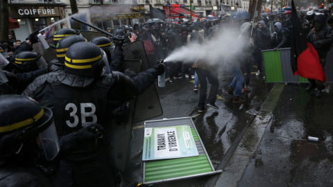 Los antidisturbios franceses ​​utilizan gases lacrimógenos con los estudiantes que se manifiestan en contra de la reforma laboral francesa en París, Francia./ REUTERS / Benoit Tessier