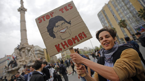 Un estudiante sostiene una pancarta contra la reforma laboral propuesta por la ministra francesa El Khomri, en la manifestación en Marsella. REUTERS/Jean-Paul Pelissier