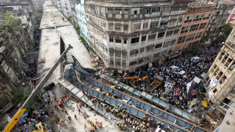 Al menos 19 muertos y decenas de atrapados al derrumbarse un puente en India./REUTERS