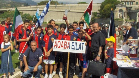 El padre Carlos, con el equipo de fútbol formado por adolescentes cristianos y musulmanes.