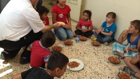 La parroquia del padre Carlos ofrece comidas a las familias iraquíes asentadas en su barrio de Amán.