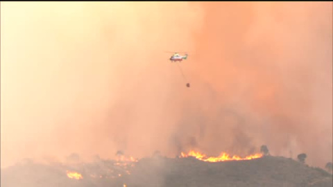 Sesenta desalojados en Benahavís por el incendio en Pujerra