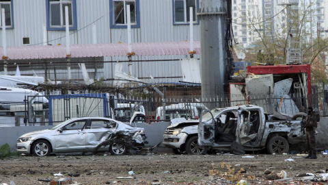 Un miembro de los cuerpos especiales de la Policía turca junto a los vehículos afectados por la explosión de un coche bomba en la ciudad kurda de Diyarbakir. REUTERS/Stringer