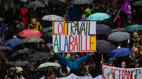 El jueves más de un millón de personas salieron a las calles en Francia en protesta por la reforma laboral del gobierno de Hollande. EFE