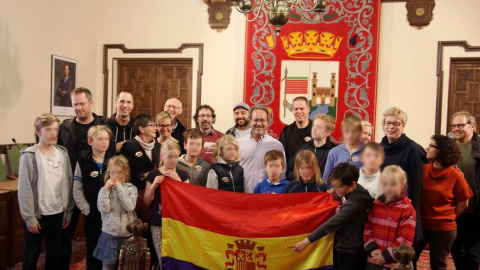 El alcalde de Zamora posando junto a la familia de un brigadista sueco en el salón del plenos del Ayuntamiento.- FACEBOOK DE FRANCISCO GUARIDO