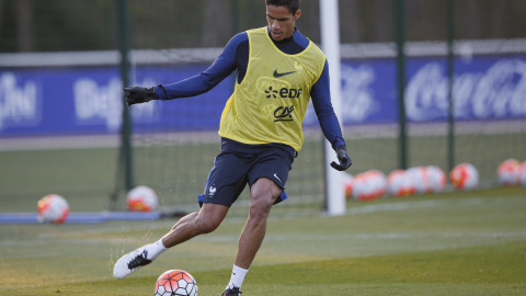 Varane, en un entrenamiento con Francia. /REUTERS