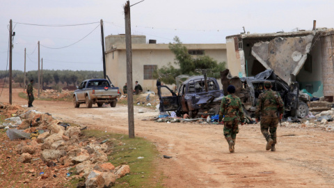 Las fuerzas del gobierno sirio patrullan la zona después de tomar el control de la localidad de Kiffin , en la periferia norte de la fortificada ciudad de Alepo en la carretera que conduce a Gaziantep , de las fuerzas de oposición el 11 de 