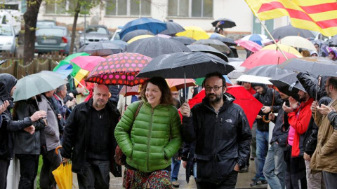 La alcaldesa de Berga, Montse Venturós (CUP), acompañada del diputado y abogado de la CUP Benet Salellas(d) , a su llegada hoy a los juzgados de Berga (Barcelona). /EFE