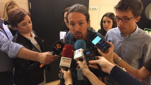 El secretario general de Podemos, Pablo Iglesias, hace una declaraciones a los periodistas en los pasillos del Congreso de los Diputados. E.P.