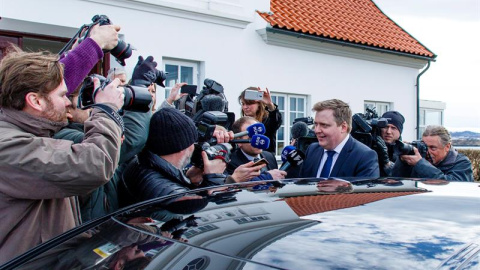 El primer ministro islandés, Sigmundur David Gunnlaugsson (c), abandona la residencia del presidente del país, Ólafur Ragnar Grímsson, tras su reunión en Reikiavik, Islandia. EFE/BIRGIR POR HARDARSON