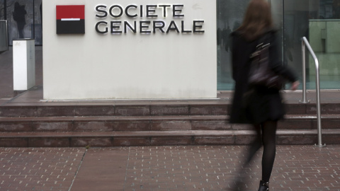 El logo del banco Societe Generale en su sede en el distrito financiero La Defense, en París. REUTERS