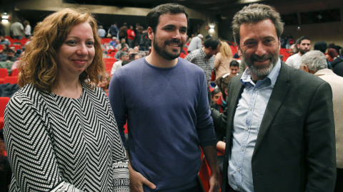 El líder de Izquierda Unida, Alberto Garzón (i), saluda al tercer teniente de alcalde del Ayuntamiento de Madrid, Mauricio Valiente (d) , y a la política de Ahora, María Jesús Alonso, al término de la asamblea constituyente de la formación 