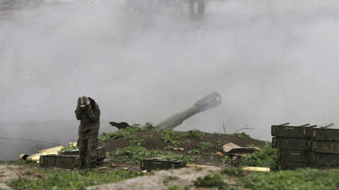 Un militar armenio del ejército de autodefensa de Nagorno-Karabaj en una pieza de artillería disparando hacia las fuerzas azeríes en la ciudad de Martakert en la región de Nagorno-Karabaj. REUTERS / Vahram Baghdasaryan