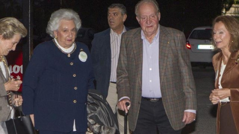 La infanta Pilar de Borbón con el rey Juan Carlos, en una foto del pasado noviembre en el rastrillo de Nuevo Futuro. E.P.