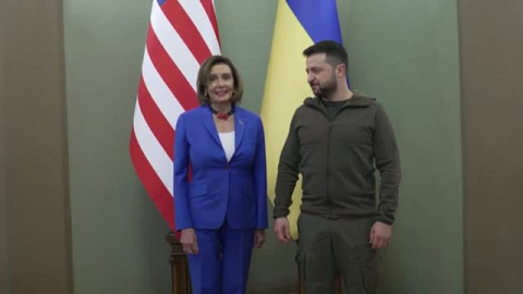 Nancy Pelosi visita por sorpresa al presidente Zelenski