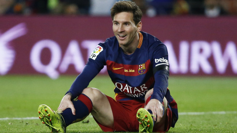 El jugador argentino del FC Barcelona, en el suelo tras un lance en el reciente partido contra el Real Madrid en el  Camp Nou. REUTERS / Juan Medina