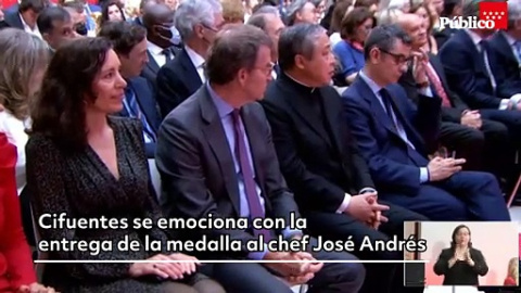 Cifuentes se emociona durante la entrega de la Medalla de Oro de la Comunidad de Madrid al chef José Andrés