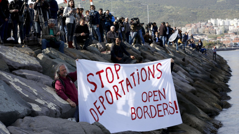 Activistas en Dikili muestran una pancarta reclamando la apertura de las fronteras y la paralización de las deportaciones. REUTERS/Murad Sezer