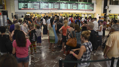 Viajeros que esperan información en la estación de Sants./ EFE