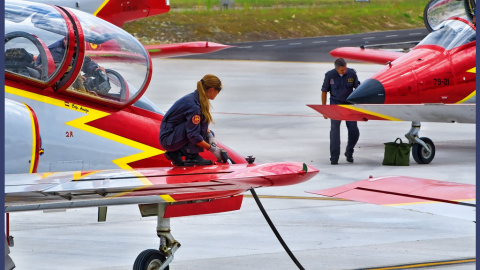 Miembros de la Patrulla Águila del Ejército del Aire preparan sus aparatos para una exhibición. José Luis Vigil-Escalera