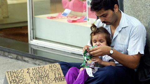 Ocho de cada diez niños pobres también sufren la pobreza de adultos.