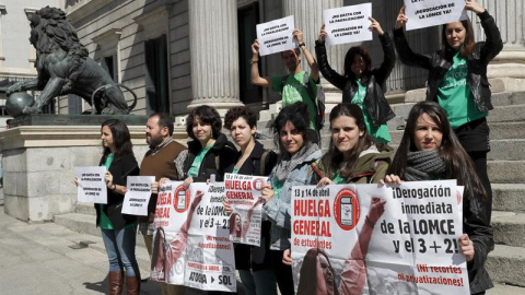 Protesta del Sindicato de Estudiantes ante el Congreso de los Diputados. / CHEMA MOYA (EFE)