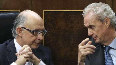 Los ministros en funciones de Hacienda, Cristóbal Montoro, y de Defensa, Pedro Morenés, en sus escaños en el Congreso de los Diputados. EFE