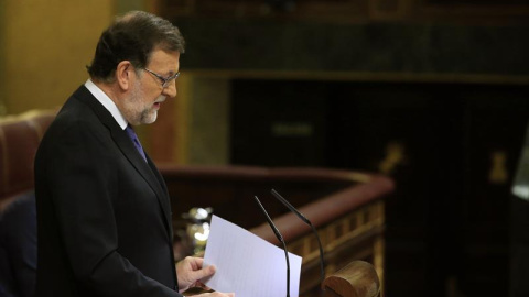 El presidente del Gobierno en funciones, Mariano Rajoy, durante su comparecencia de forma extraordinaria en el Congreso y por vez primera en esta legislatura para informar de los resultados de la Cumbre de la UE que abordó la situación de l