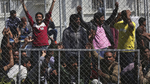 Migrantes afganos y paquistaníes participan en una protesta en contra de las deportaciones en un campamento para refugiados en la isla de Lesbos, Grecia. EFE