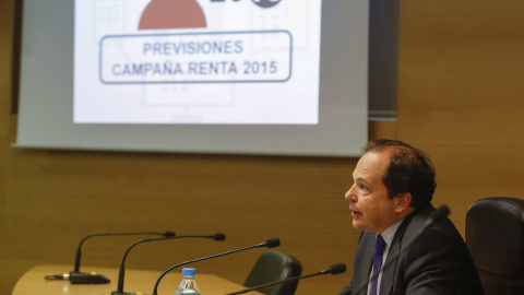 El director del departamento de Gestión de la Agencia Tributaria (AEAT), Rufino de la Rosa, durante la rueda de prensa ofrecida para presentar la Campaña de IRPF de 2015. EFE/Paco Campos