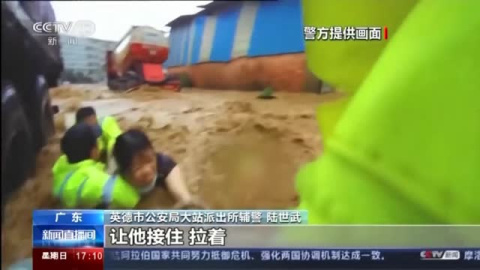 Angustioso rescate de una mujer en las inundaciones al sur de China 