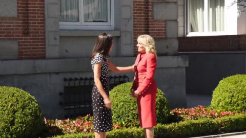 La reina recibe a la primera dama de EEUU