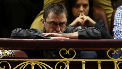 El cofundador de Podemos Juan Carlos Monedero durante la primera jornada de la sesión de investidura del secretario general del PSOE, Pedro Sánchez, esta tarde en el Congreso de los Diputados. EFE/J. J. Guillén