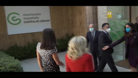 La Reina Letizia visita junto a Jill Biden las instalaciones de la Asociación Española Contra el Cáncer en Madrid