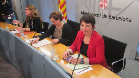 La alcaldesa de Barcelona, Ada Cola, con las tenientes de alcalde Laia Ortiz y Janet Sanz. E.P.