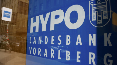 El logo del banco Hypo Landesbank Vorarlberg, en el escaparate de una sucursal en Viena. REUTERS/Leonhard Foeger