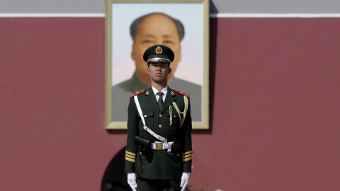 Un policía militar chino en la Plaza de Tiananmen, frente al gran retrato de Mao Zedong a la entrada de la Ciudad Prohibida. REUTERS/Jason Lee