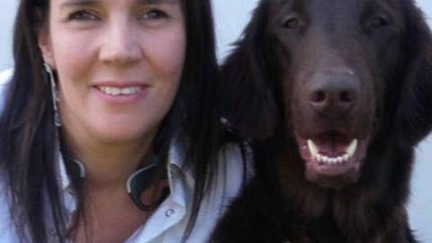 La letrada del Congreso Clara Garrido con su perro guía Sunt