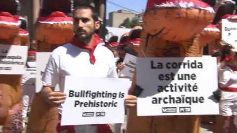 Los animalistas de Pamplona cambian sus cuerpos desnudos por disfraces de dinosaurios 