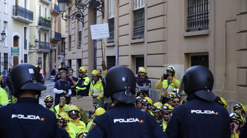 Bomberos forestales protestan ante el Palau | Público
